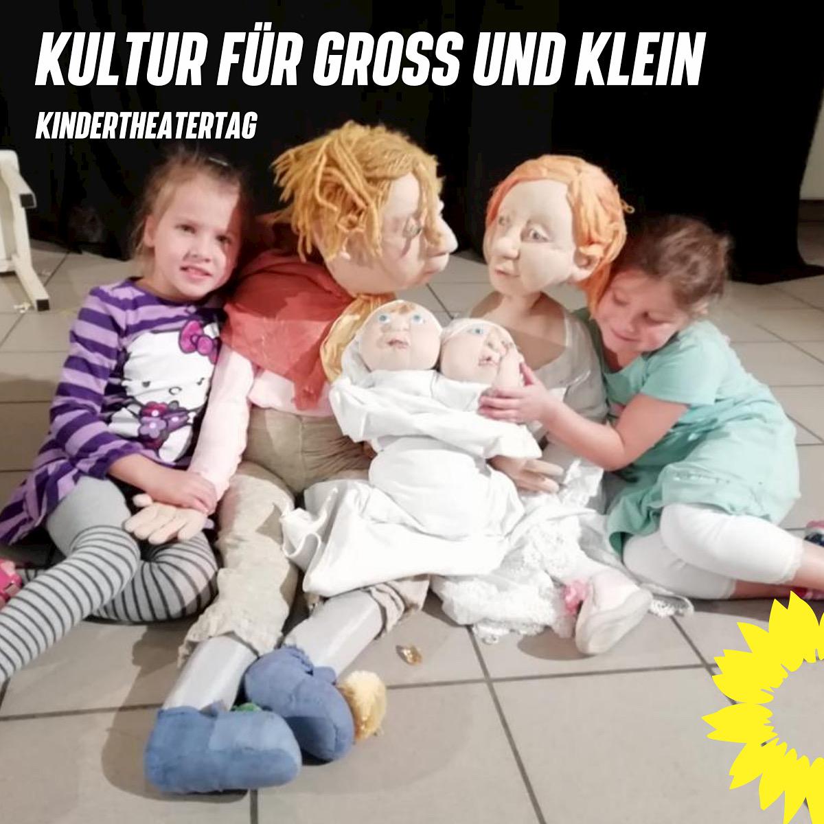 Zwei Mädchen spielen mit einer Puppenfamilie auf dem Boden