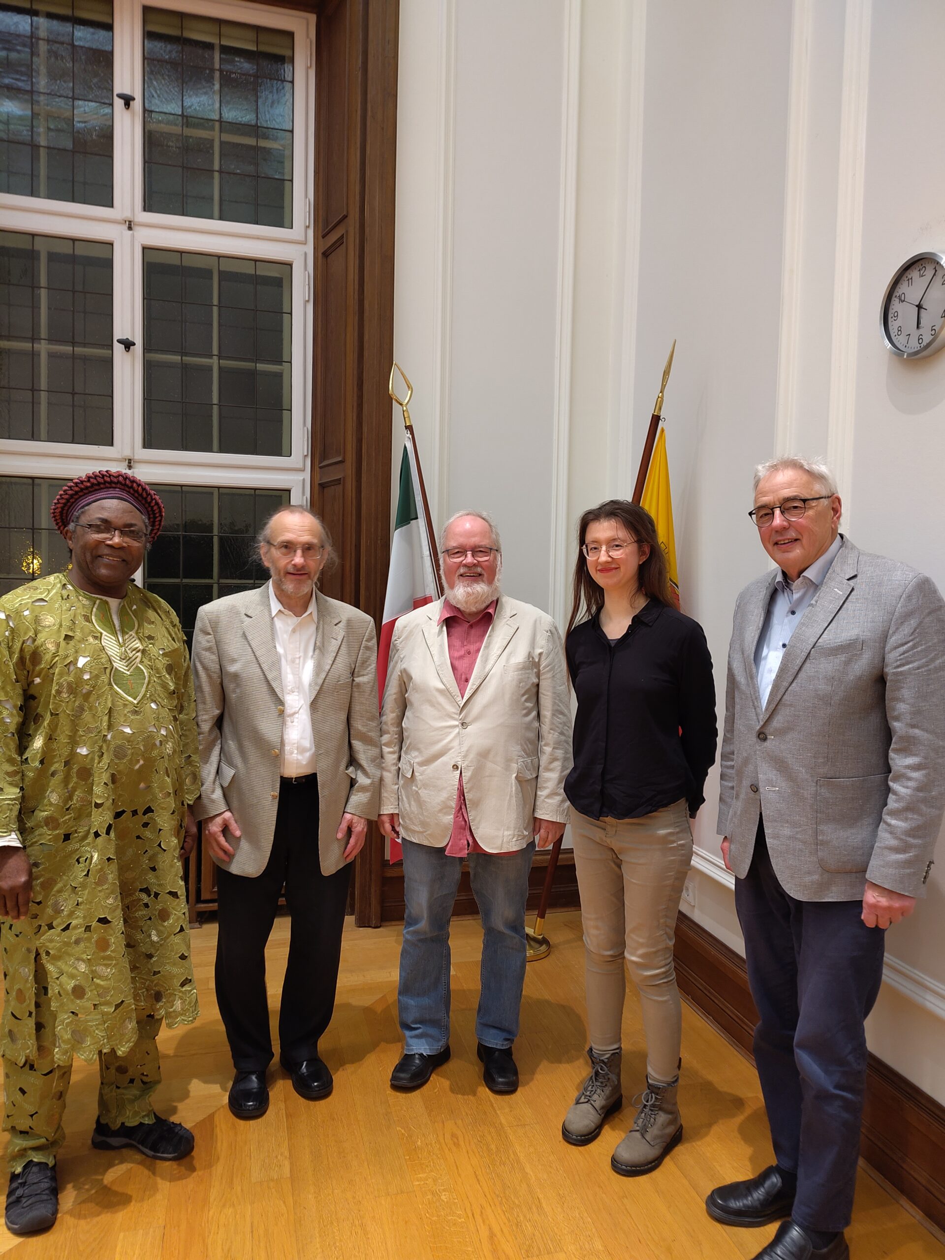 Auf dem Foto zu sehen sind (v.l.): Justin Fonkeu, Moritz Darge, Edgar Simon, Lea Franz und Heinz Klockenbusch