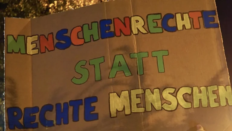 Wir lehnen die Einführung einer Bezahlkarte für Geflüchtete ab